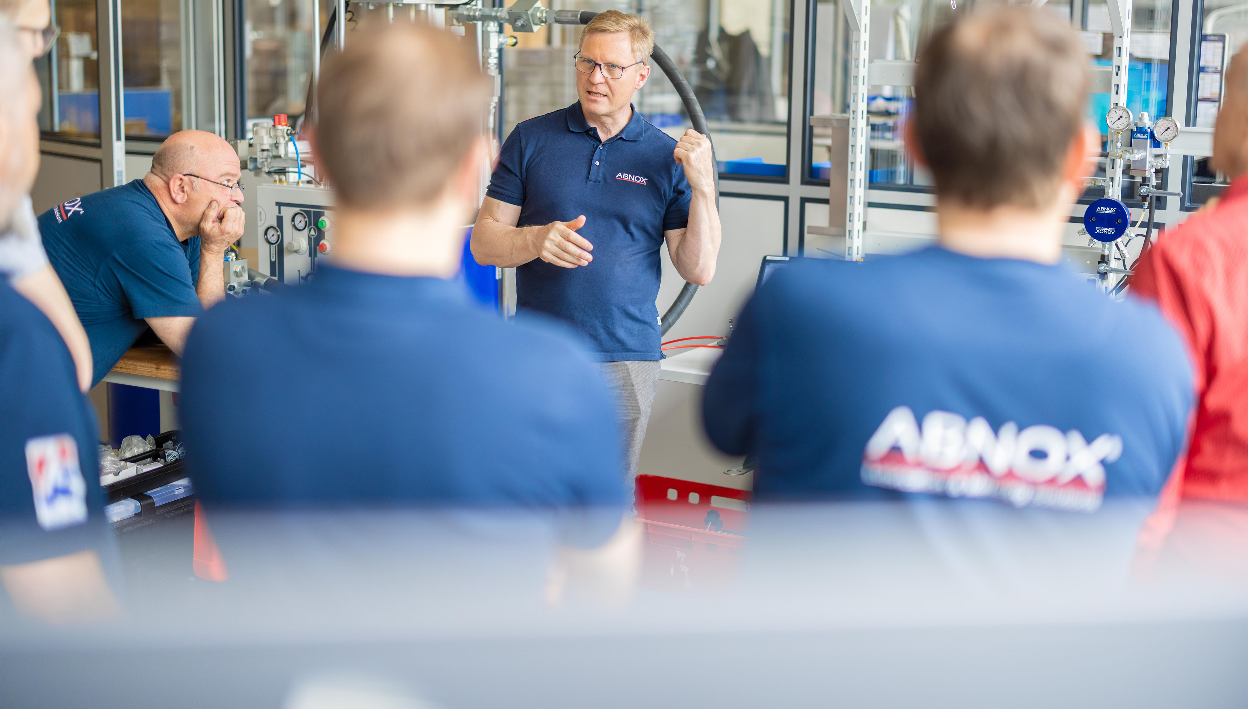 Das ABNOX Verkaufs-Team während einer Produkte-Schulung