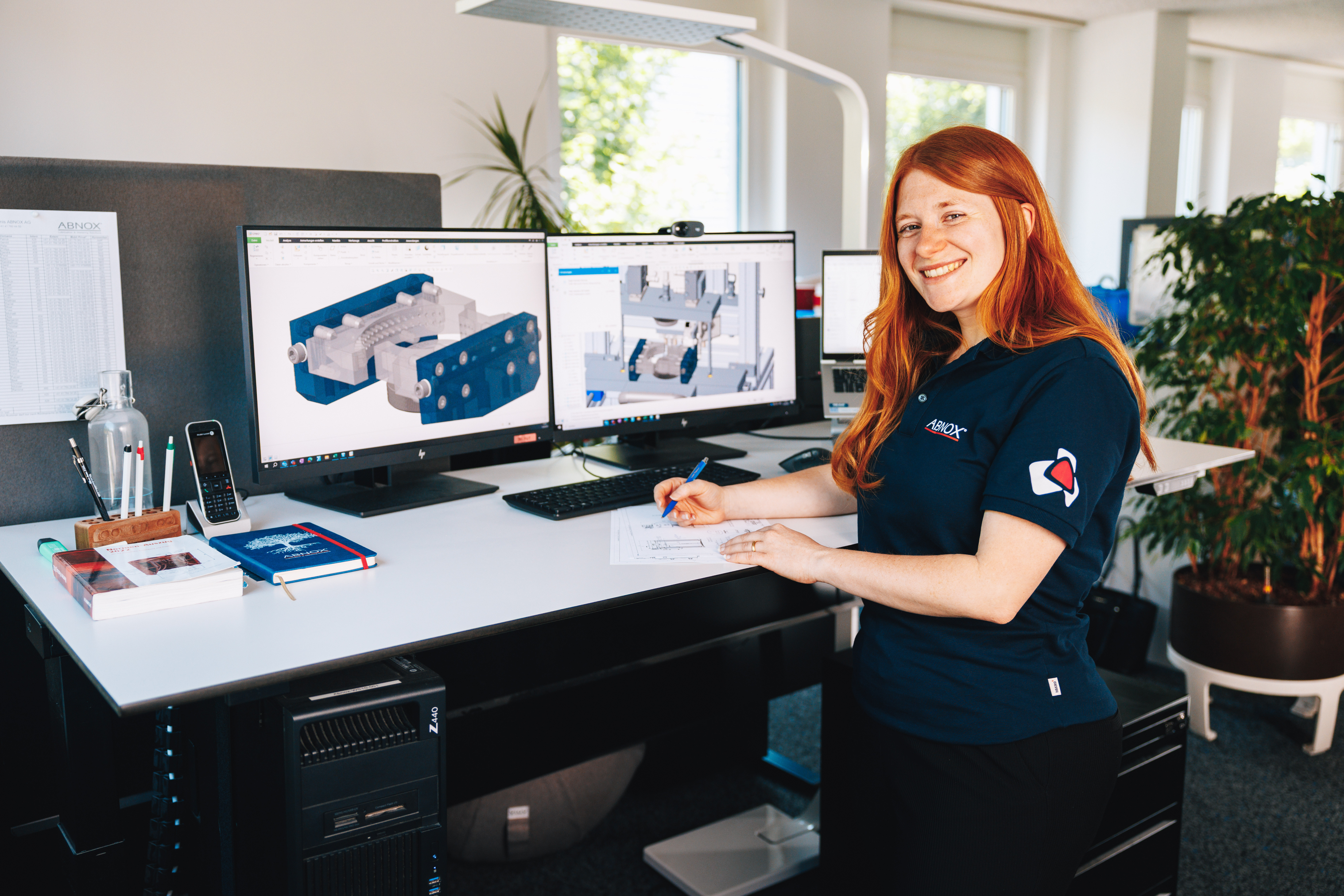 Mitarbeiterin von ABNOX vor ihrem Computer mit geöffneten CAD-Plänen von kundenspezifischen Produkt-Lösungen