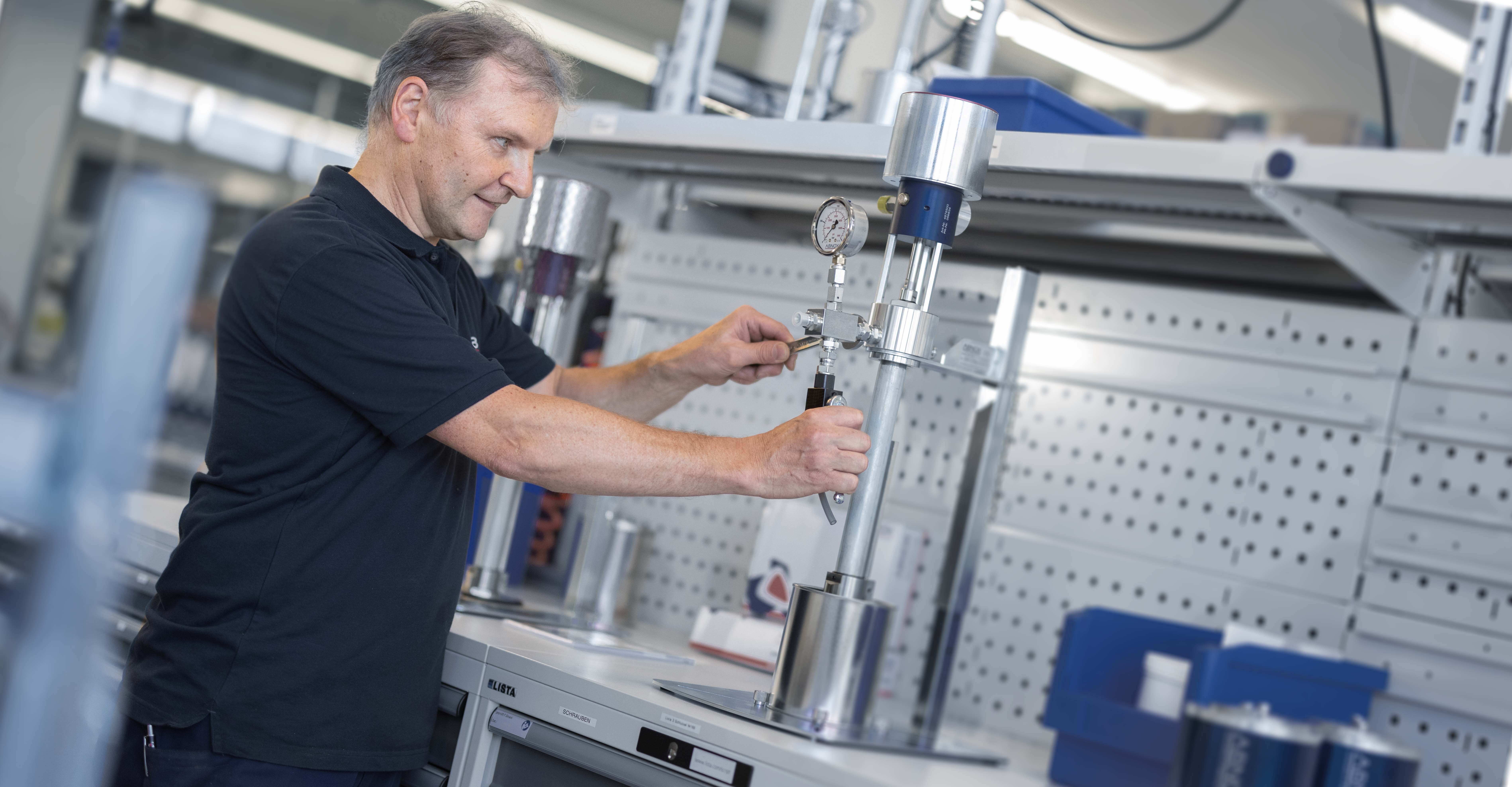 ABNOX Mitarbeiter bedient eine Schmierstoff-Maschine