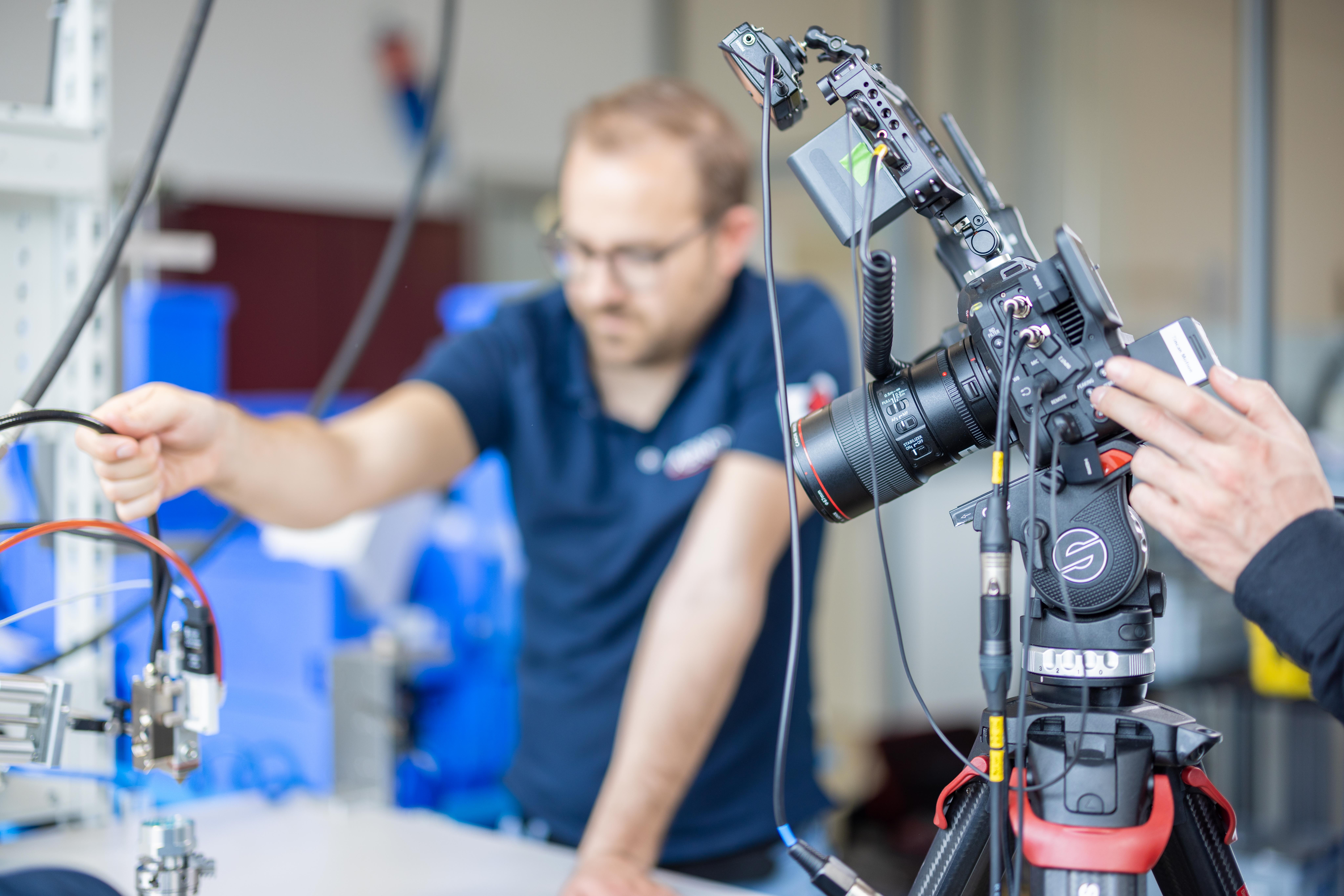 Zwei Mitarbeiter von ABNOX fotografieren ein Dosierventil im Einsatz