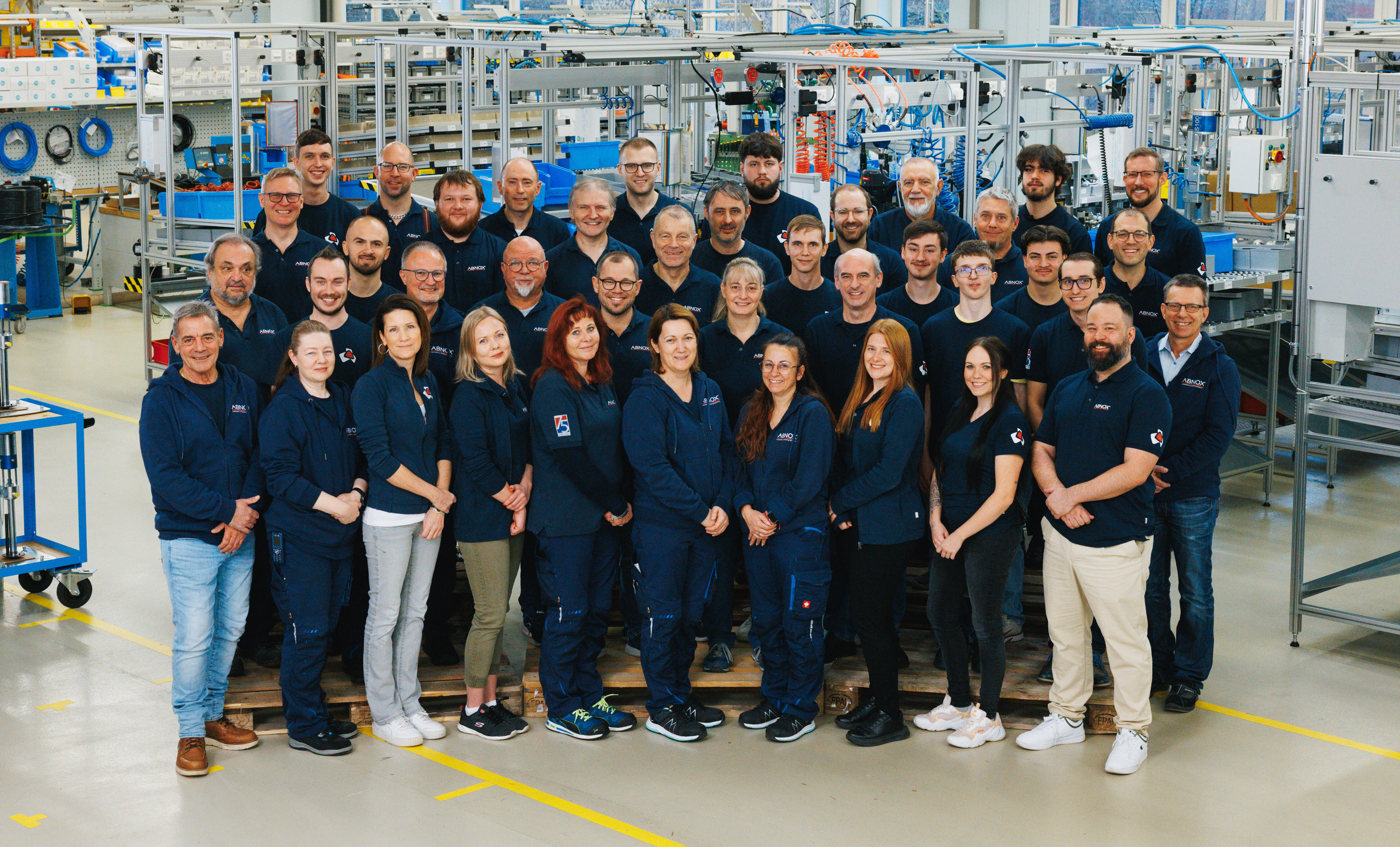 ABNOX Team in Produktionshalle