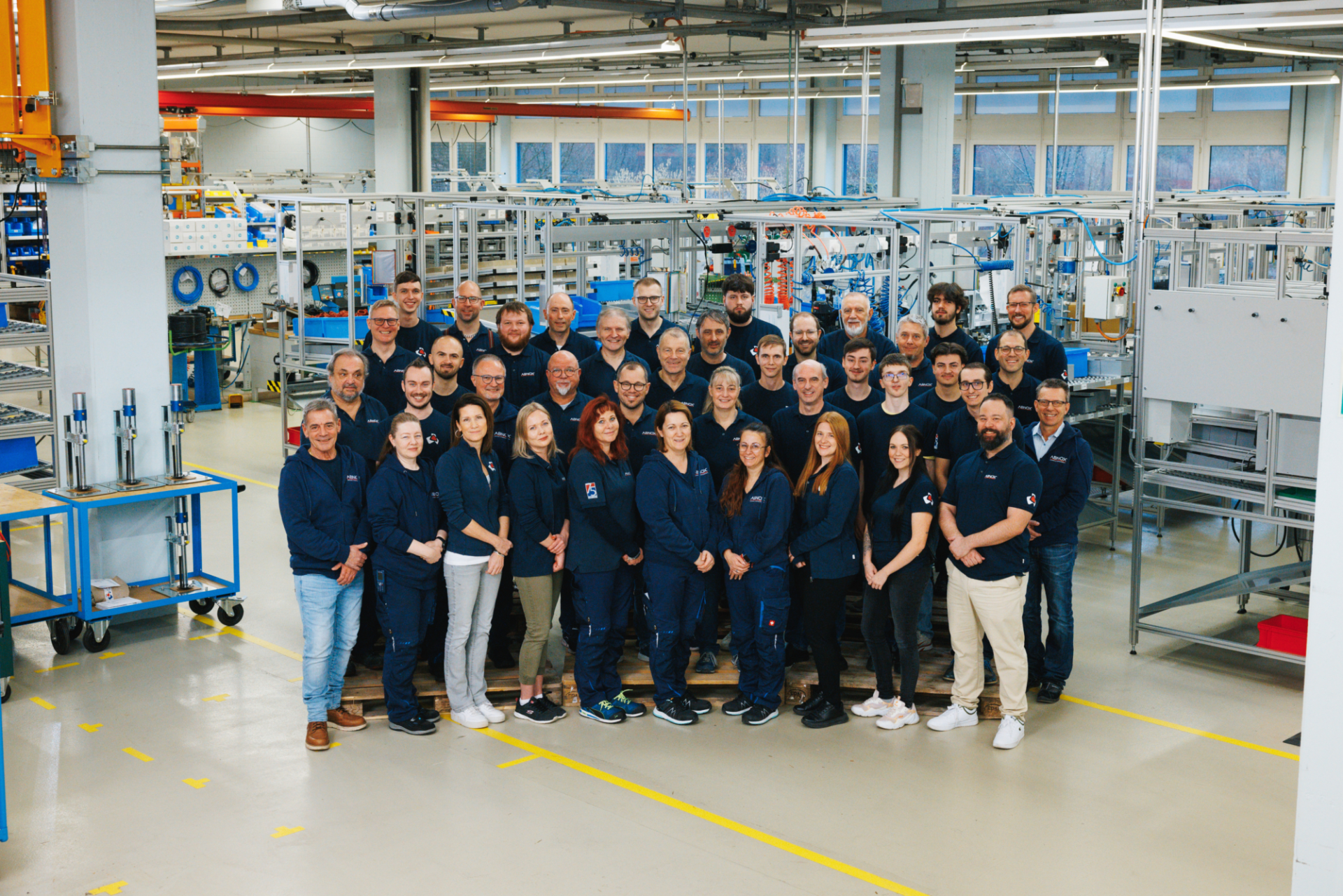 Das ABNOX-Team in ihrer Produktionshalle